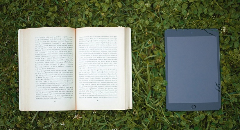 livre et tablette sur l'herbe